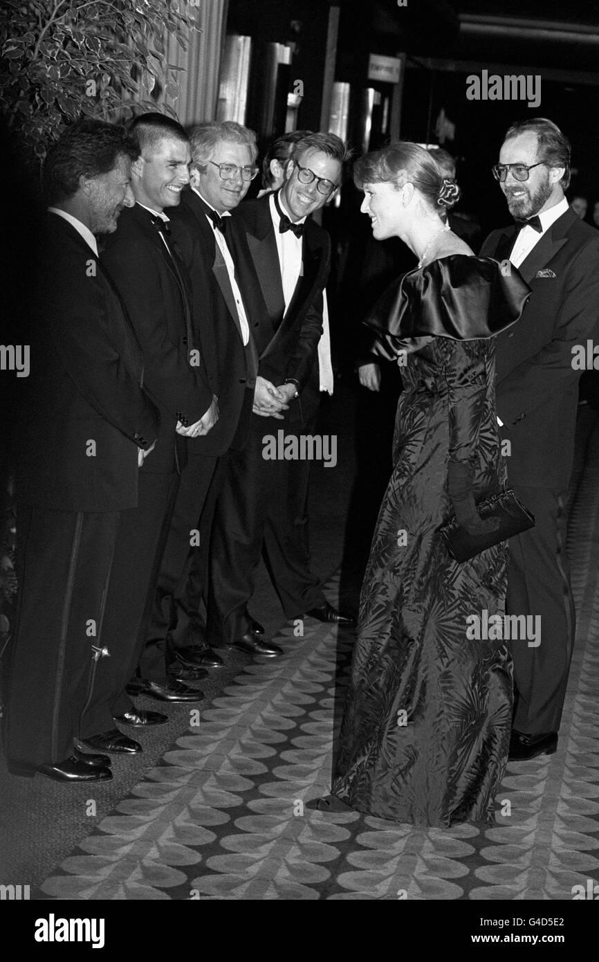 PA NEWS PHOTO 22/2/89 La Duchesse de York accueille le Dustin Hoffman et TOM CRUISE AU LONDON'S EMPIRE LEICESTER SQUARE POUR L'ORGANISME DE BIENFAISANCE DE PREMIÈRE DE FILM 'Rain Man' DE L'AIDE DE L'ESPRIT L'ASSOCIATION NATIONALE POUR LA SANTÉ MENTALE Banque D'Images