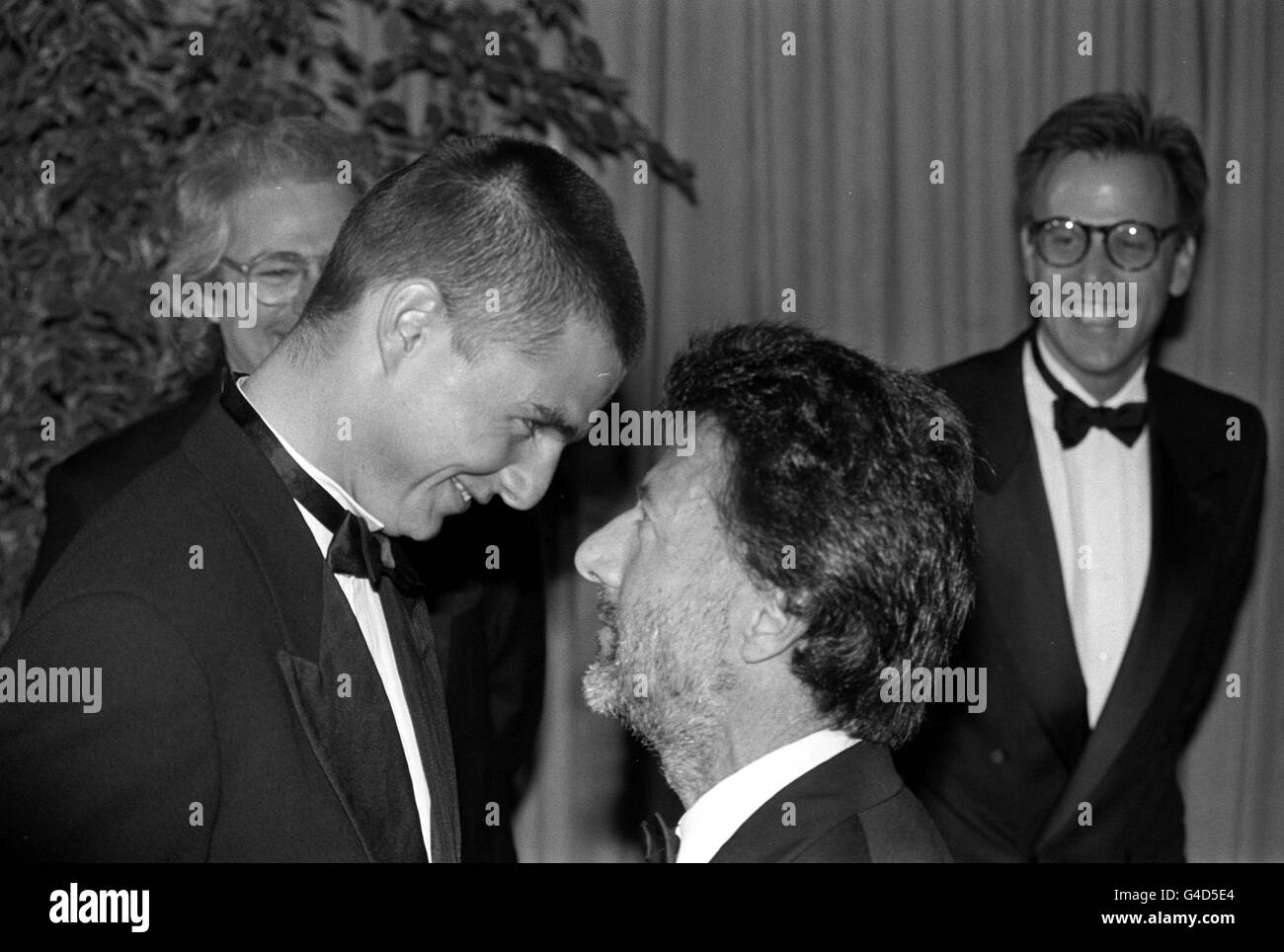 PA NEWS PHOTO 22/2/89 Dustin Hoffman et TOM CRUISE AU LONDON'S EMPIRE LEICESTER SQUARE POUR L'ORGANISME DE BIENFAISANCE DE PREMIÈRE DE FILM 'Rain Man' DE L'AIDE DE L'ESPRIT L'ASSOCIATION NATIONALE POUR LA SANTÉ MENTALE Banque D'Images