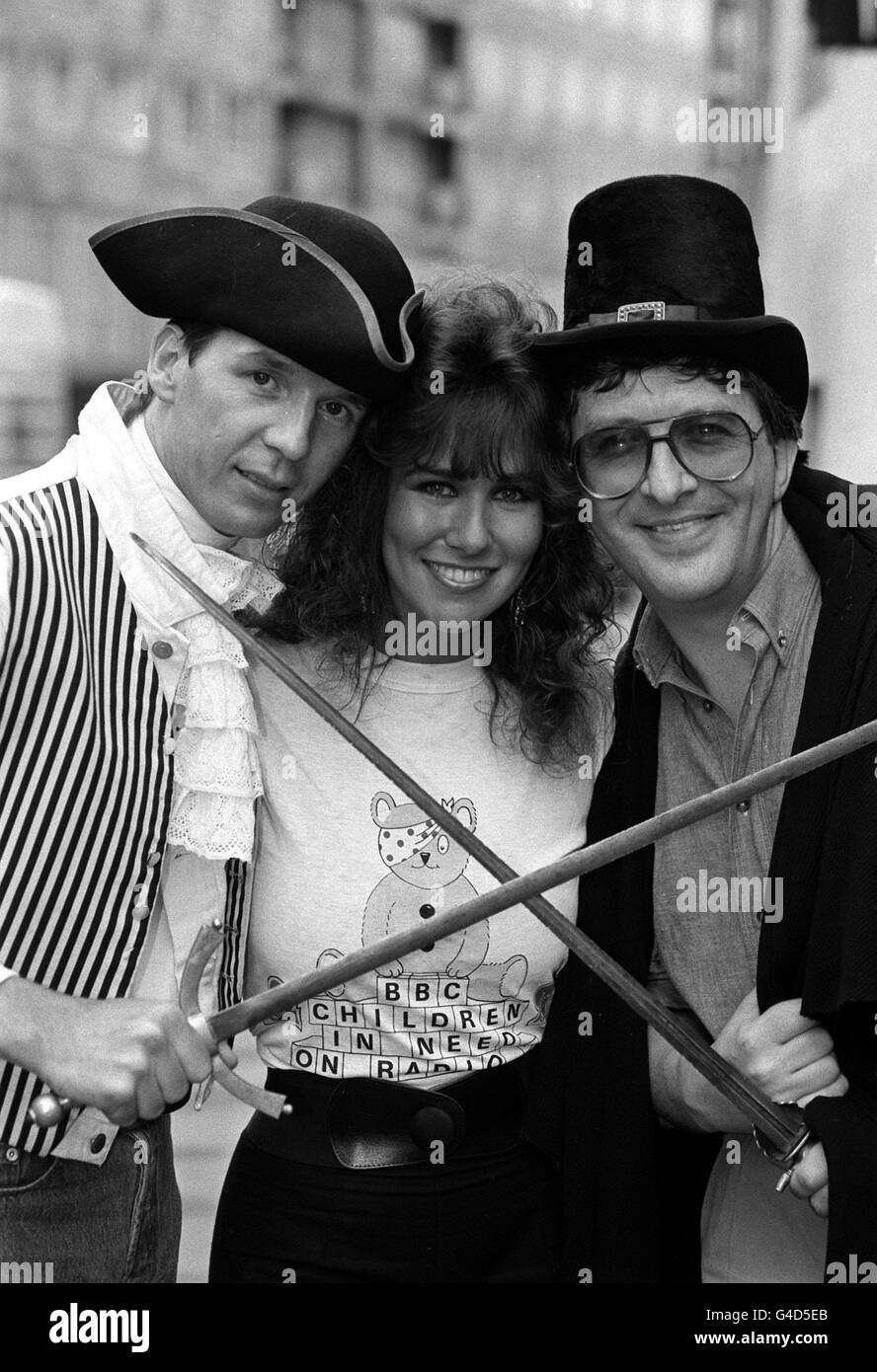 PA NEWS PHOTO 18/11/88 DJ SIMON BATES (à droite) AVEC LINDA LUSARDI ET SIMON CLIMIE DE "Georges Brassens" à la BBC Broadcasting House, Londres À UN STADE 1 DE STYLE RADIO POLDARK OPÉRA DE SAVON POUR LES ENFANTS DANS LE BESOIN APPPEAL Banque D'Images