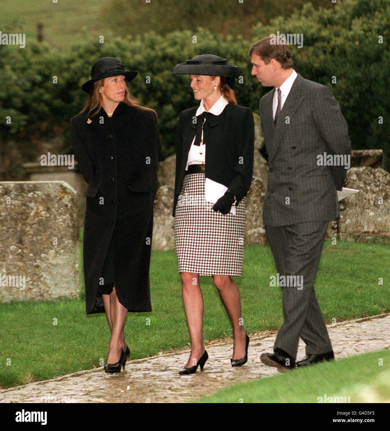 LA DUCHESSE DE YORK, SON MARI, LE DUC DE YORK ET SA MÈRE SUSAN BARRANTES QUITTENT ST. L'ÉGLISE D'ANDREW, CHEDWORTH, APRÈS LE SERVICE COMMÉMORATIF DU BEAU-PÈRE DE LA DUCHESSE, HECTOR BARRANTES. Banque D'Images