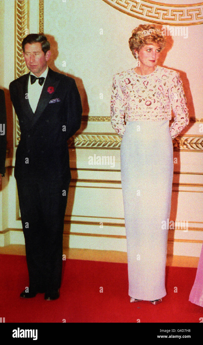Le prince et la princesse de Galles attendent d'accueillir les invités arrivant pour le banquet d'État, organisé par le président coréen Roh Tae-Woo, à Chong Wa DAE à Séoul. Banque D'Images