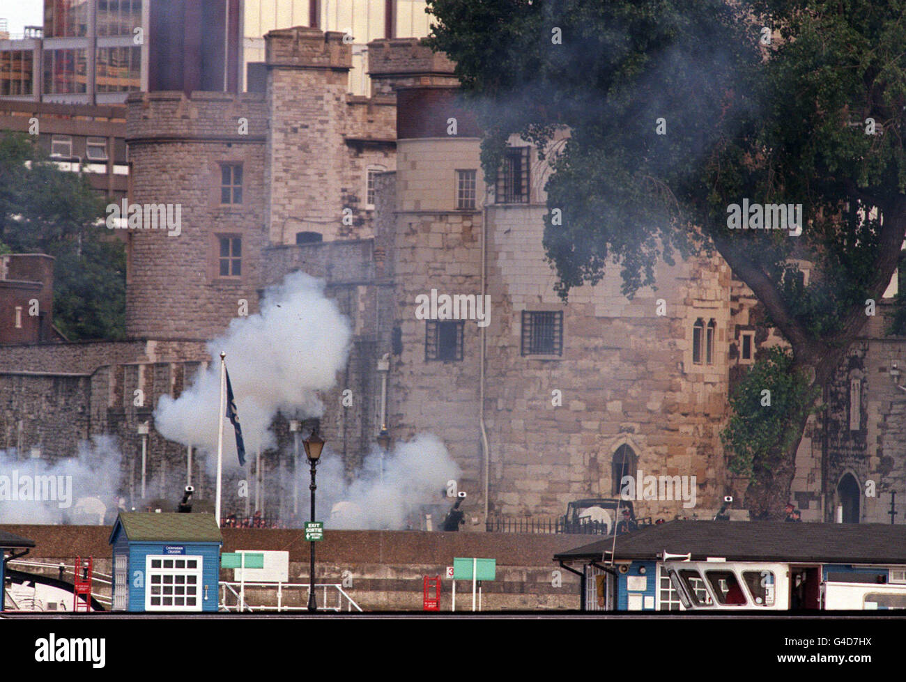 PA NEWS 08/04/98 A 62 coups d'ARTILLERIE PAR LES ROIS TROOP Royal Horse Artillery À LA TOUR DE LONDRES, EN L'HONNEUR DE LA REINE MÈRE 98ÈME ANNIVERSAIRE. Banque D'Images