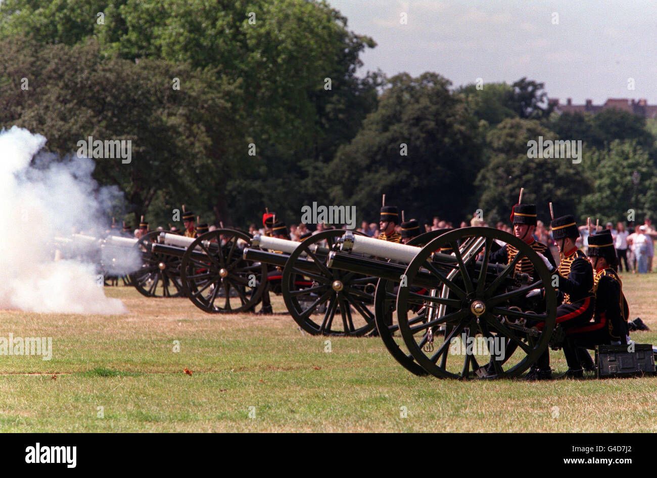 PA NEWS 08/04/98 A 41 coups d'ARTILLERIE PAR LES ROIS TROOP Royal Horse Artillery à Hyde Park, Londres, en l'HONNEUR DE LA REINE MÈRE 98ÈME ANNIVERSAIRE. Banque D'Images