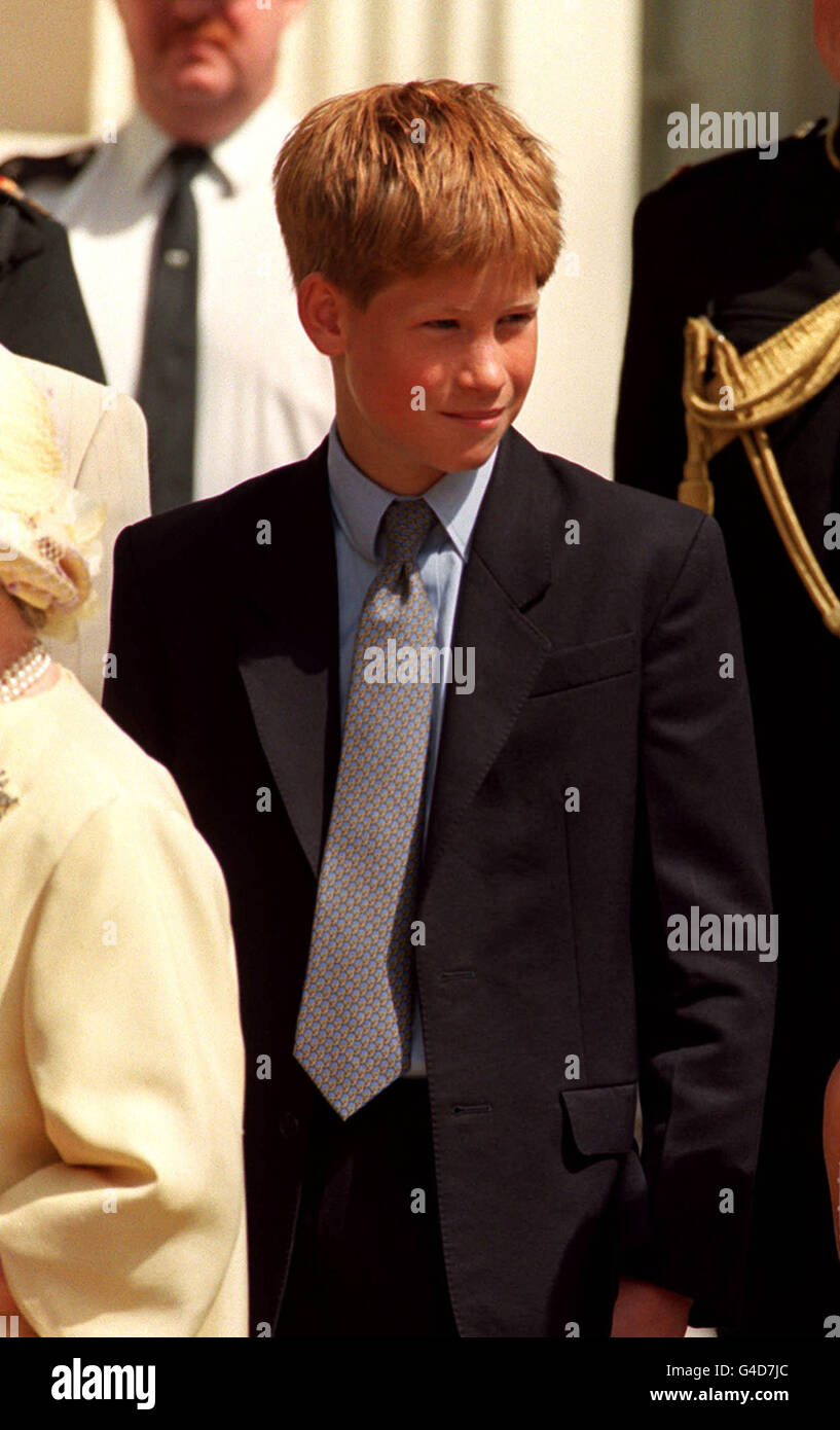 PA NEWS PHOTO 4/8/98 PRINCE HARRY À L'EXTÉRIEUR DE LA MAISON CLARENCE, LONDRES, À L'OCCASION DU 98E ANNIVERSAIRE DE LA REINE MÈRE. Banque D'Images