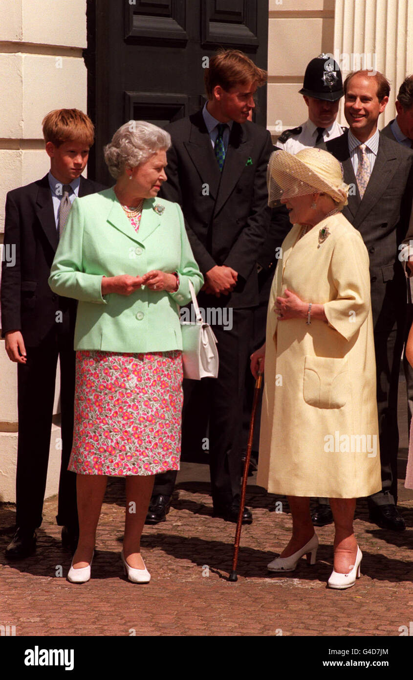 PA NEWS PHOTO 4/8/98 LA REINE ET LA REINE MÈRE SONT REJOINTS PAR LE PRINCE HARRY (À GAUCHE), WILLIAM ET EDWARD (À DROITE), À L'EXTÉRIEUR DE LA MAISON CLARENCE, À LONDRES, À L'OCCASION DU 98E ANNIVERSAIRE DE LA REINE MÈRE. Banque D'Images