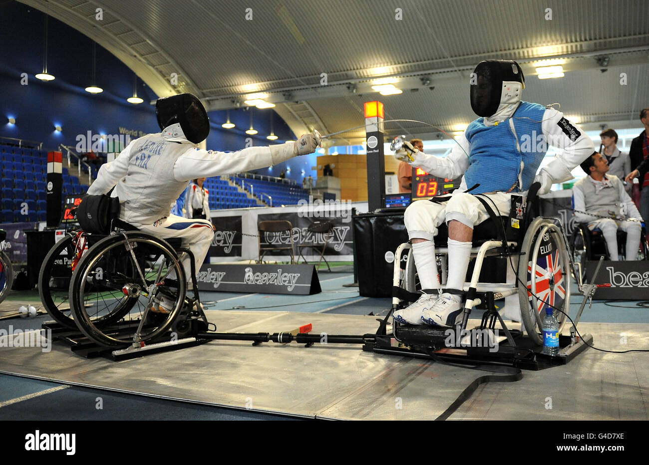 Stewart Elliott (à droite) de Grande-Bretagne en action contre Alim Latreche de France dans la catégorie B de la feuille d'aluminium pour hommes au cours du premier jour des championnats européens et des championnats européens en fauteuil roulant à l'Institue anglais du sport, Sheffield. Banque D'Images