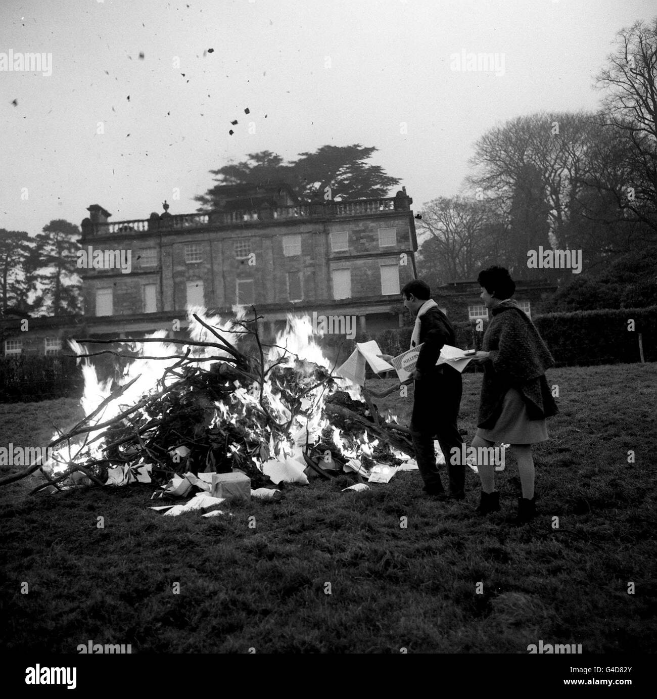 PA NEWS PHOTO 29/11/68 L'ÉGLISE DE SCIENTOLOGIE A EU UNE FÊTE DE FEU DE JOIE DANS LE DOMAINE DE SAINT HILL MANOR, LEUR SIÈGE À EAST GRINSTEAD, SUSSEX.DAVID GAIMAN, CHEF DU BUREAU DES RELATIONS PUBLIQUES DES SCIENTOLOGUES, PHOTOGRAPHIÉ AVEC JANE KEMBER, GARDIEN ADJOINT DE L'ORGANISATION MONDIALE DE L'ÉGLISE DE SCIENTOLOGIE VUE ICI BRÛLER DES DOCUMENTS DANS LE FEU DE JOIE Banque D'Images
