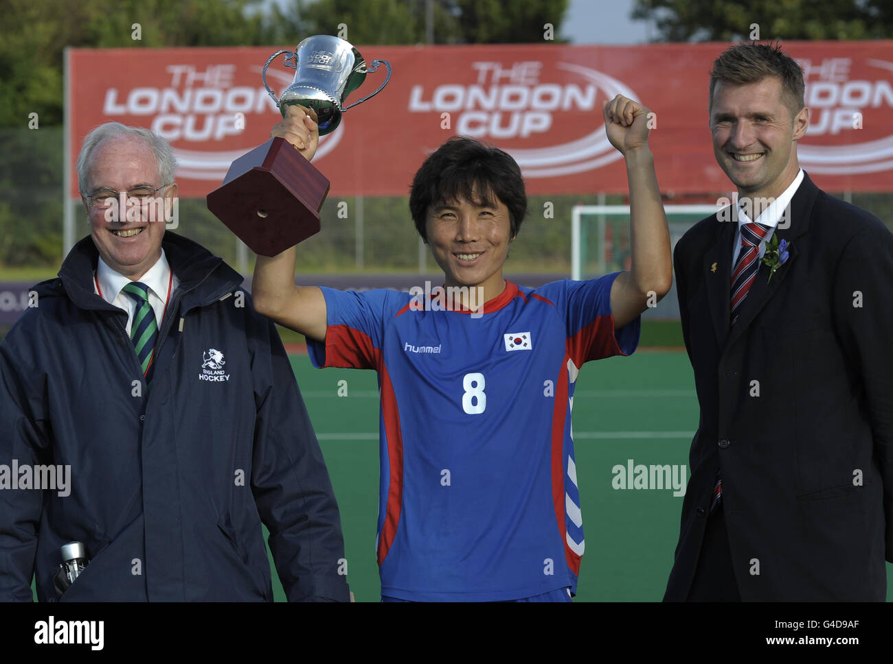 Seung il Lee en Corée du Sud avec Phillip Kimberley et Simon Mason après avoir remporté la finale de la coupe de Londres contre la Nouvelle-Zélande au terrain de jeux Quintin Hogg, à Londres. Banque D'Images