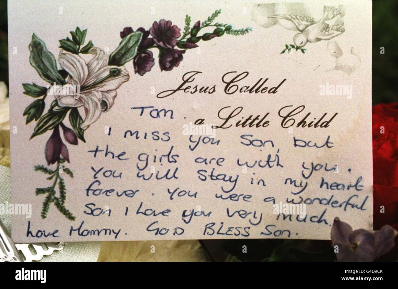 Un message joint à une couronne de Teresa carter à son fils Tom, âgé de quatre ans, qui a été tué avec ses deux sœurs par son père angoissé, Stephen carter, au début du mois. Les funérailles de Lucy, Tom et Hollie carter ont eu lieu à l'église Saint-Jean-Baptiste de Kingstone, le personnel. Photo de Barry Batchelor. Banque D'Images