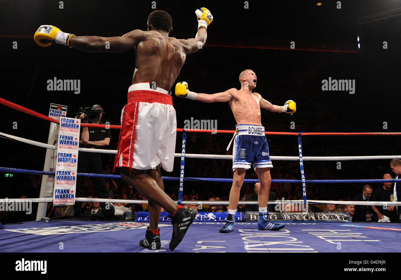 Tony Bellew (à droite) célèbre sa victoire sur Ovill McKenzie pendant le Commonwealth et la partie vacante du championnat britannique Light-Heavyweight au Liverpool Echo Arena, à Liverpool. Banque D'Images