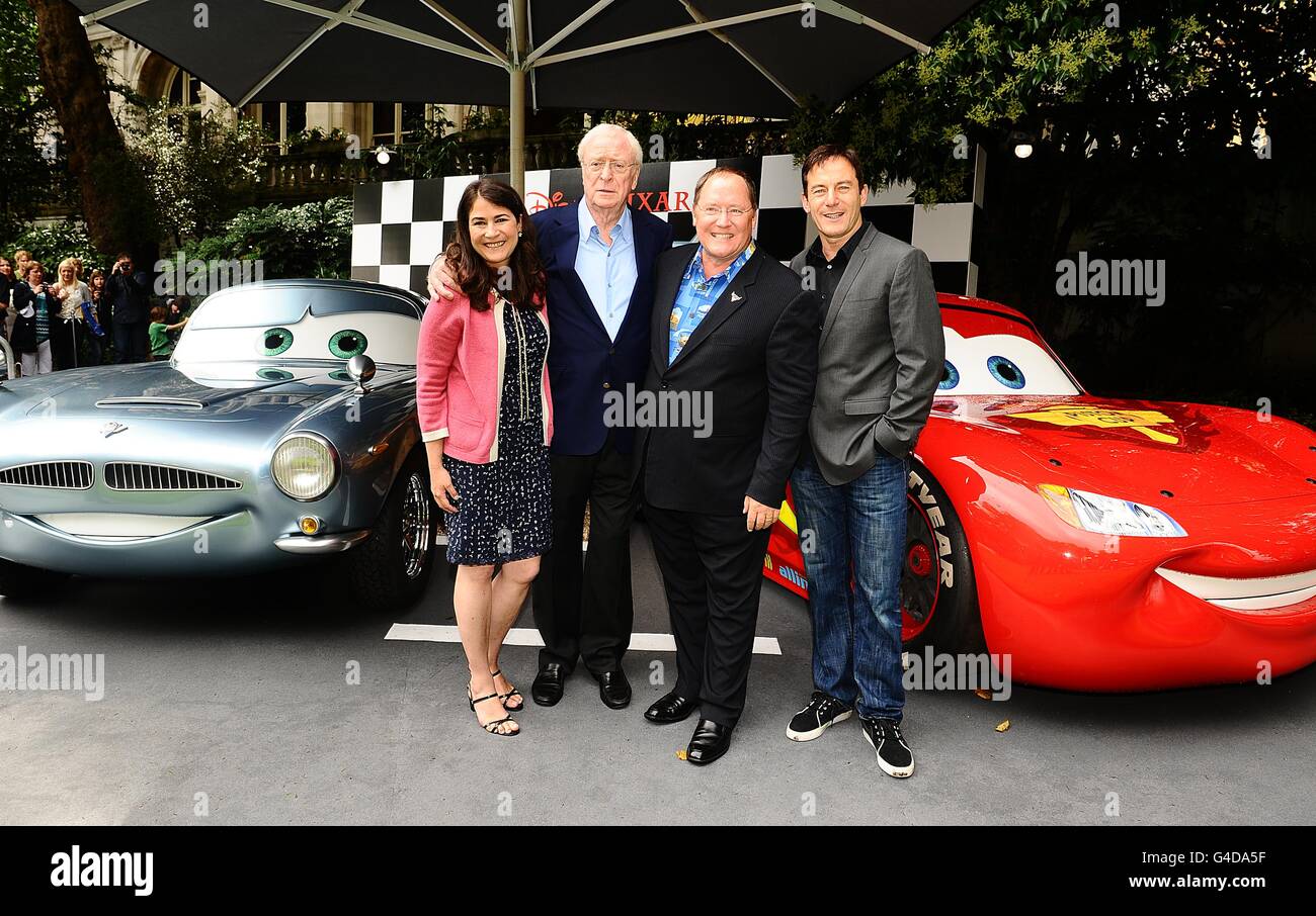 (l-r) Denise REAM, Sir Michael Caine, John Lasseter et Jason Isaacs arrivent pour la première partie du film Cars 2 au Royaume-Uni, à Whitehall Gardens, suivie de la première du film à Empire, Leicester Square, dans le centre de Londres. Banque D'Images