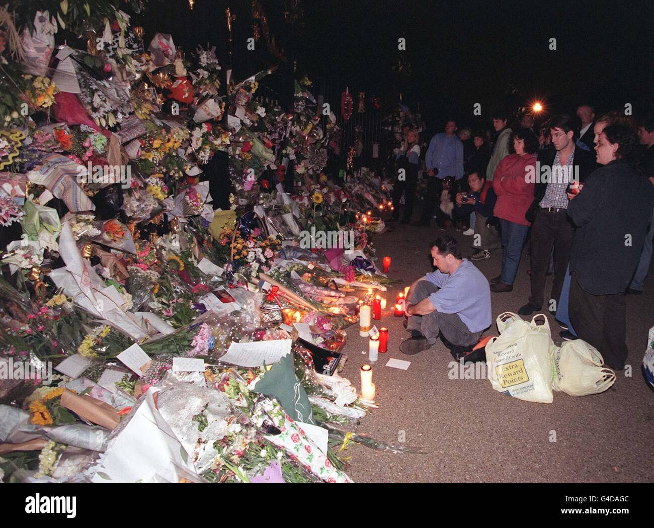 Les visiteurs du Palais de Kensington tôt ce matin voient les hommages rendus à Diana, princesse de Galles, à l'occasion du premier anniversaire de sa mort.Voir l'histoire de l'AP DIANA Anniversary.Photo de Fiona Hanson/PA Banque D'Images