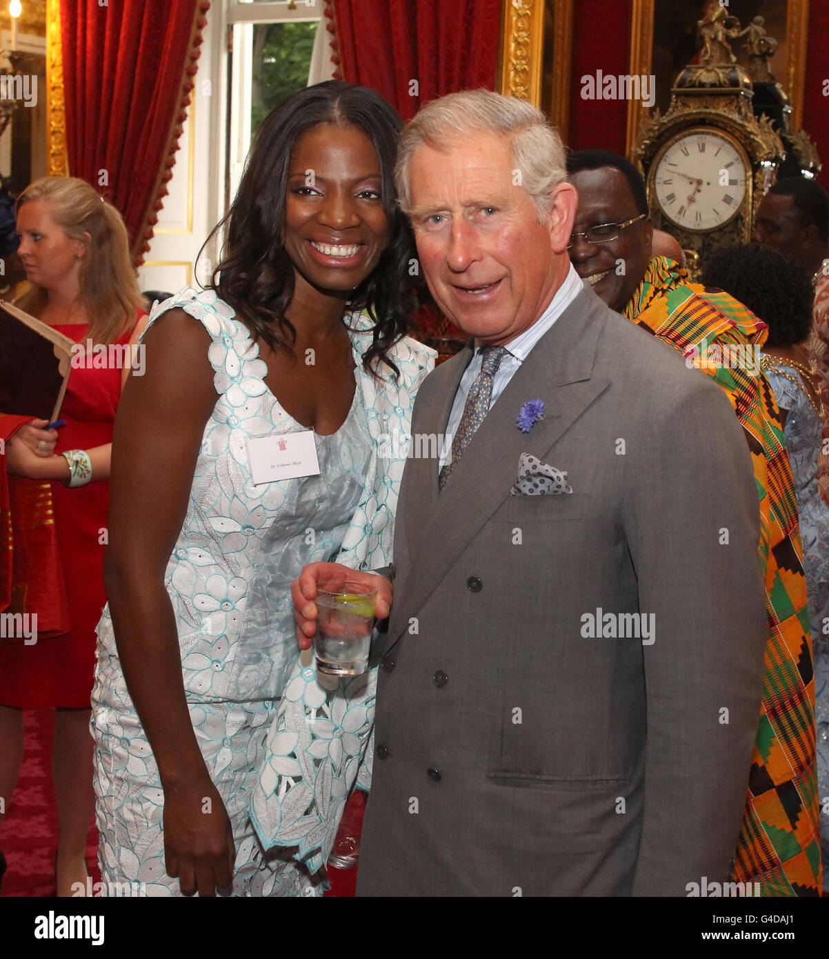 Le Prince de Galles et le Dr Vchenna Okoye lors d'une réception pour les membres de la communauté d'origine ouest-africaine britannique, à Clarence House. Banque D'Images