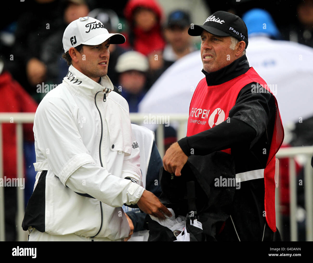 Photo non publiée de Caddie Steve Williams (à droite) avec Adam Scott, de l'Australie, lors de la troisième manche du Championnat Open 2011 au Royal St George's, Sandwich. Banque D'Images