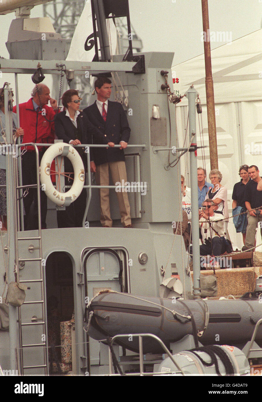 PA NEWS PHOTO 31/8/98 LA PRINCESSE ROYALE ET SON MARI, LE COMMANDANT TIM LAURENCE, VISITENT LE PORT DE PORTSMOUTH À BORD DU HMS DASHER LORS DE LEUR VISITE AU FESTIVAL INTERNATIONAL DE LA MER. Banque D'Images