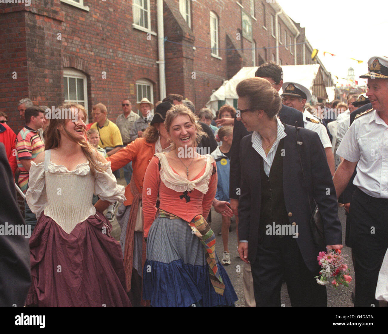 PA NEWS PHOTO 31/8/98 LA PRINCESSE ROYALE ACCOMPAGNÉE DE SON MARI LE COMMANDANT TIM LAURENCE VISITE UN MARCHÉ DE MEDIVAL, LORS DE LEUR VISITE AU FESTIVAL INTERNATIONAL DE LA MER À PORTSMOUTH. Banque D'Images