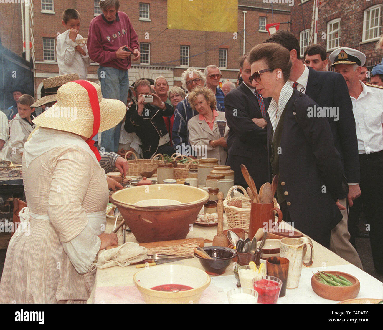 PA NEWS PHOTO 31/8/98 LA PRINCESSE ROYALE ACCOMPAGNÉE DE SON MARI LE COMMANDANT TIM LAURENCE VISITE UN MARCHÉ DE MEDIVAL, LORS DE LEUR VISITE AU FESTIVAL INTERNATIONAL DE LA MER À PORTSMOUTH. Banque D'Images