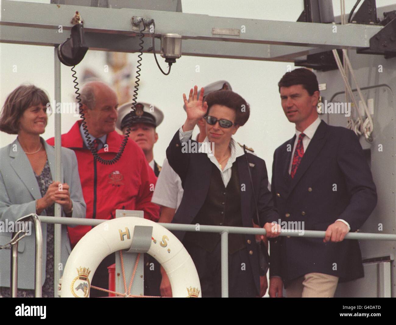 PA NEWS PHOTO 31/8/98 LA PRINCESSE ROYALE ET SON MARI, LE COMMANDANT TIM LAURENCE, VISITENT LE PORT DE PORTSMOUTH À BORD DU HMS DASHER LORS DE LEUR VISITE AU FESTIVAL INTERNATIONAL DE LA MER. Banque D'Images