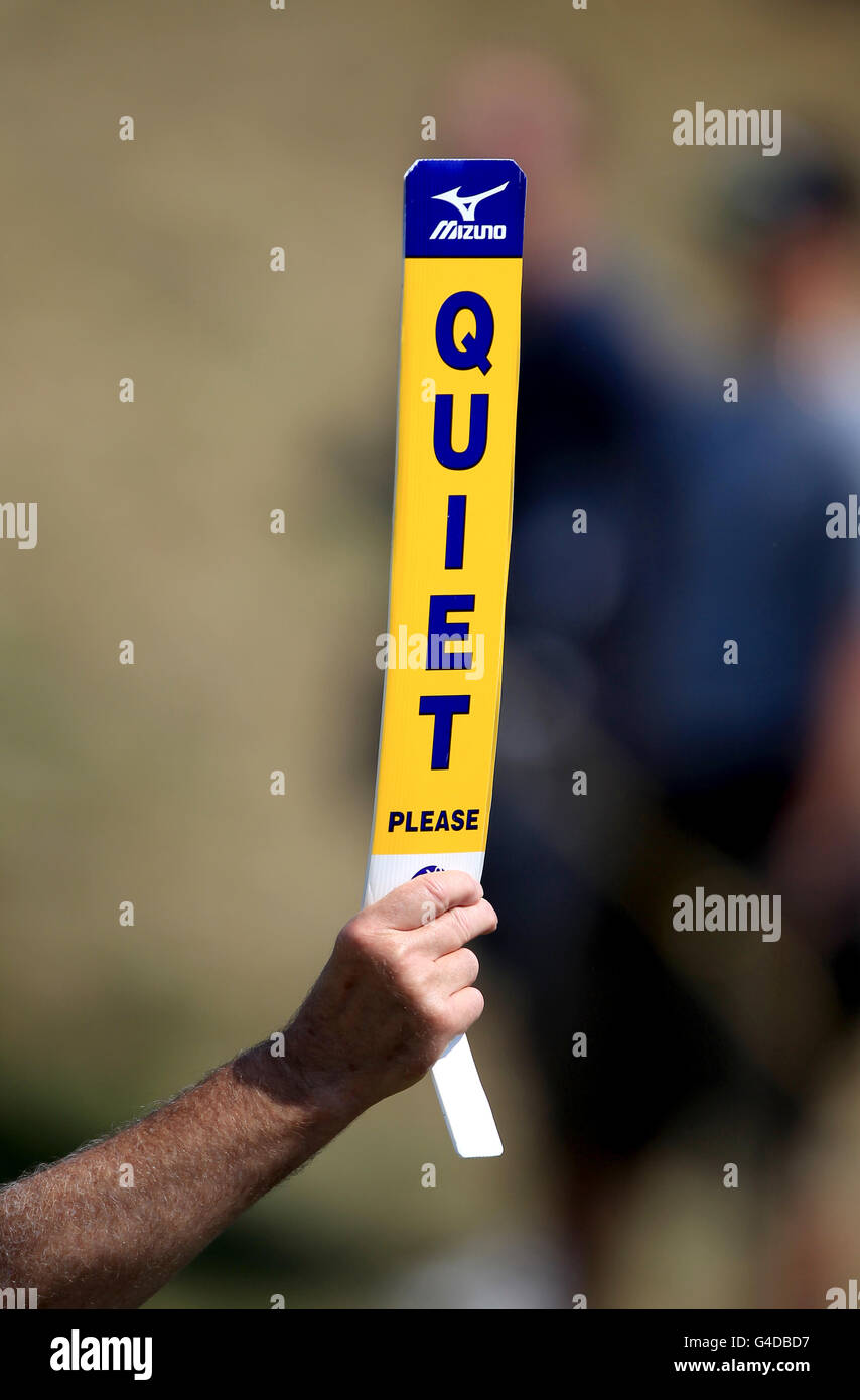 Golf - le championnat ouvert 2011 - deuxième jour - Royal St George's.Un steward de corse tient un panneau demandant le calme des spectateurs Banque D'Images