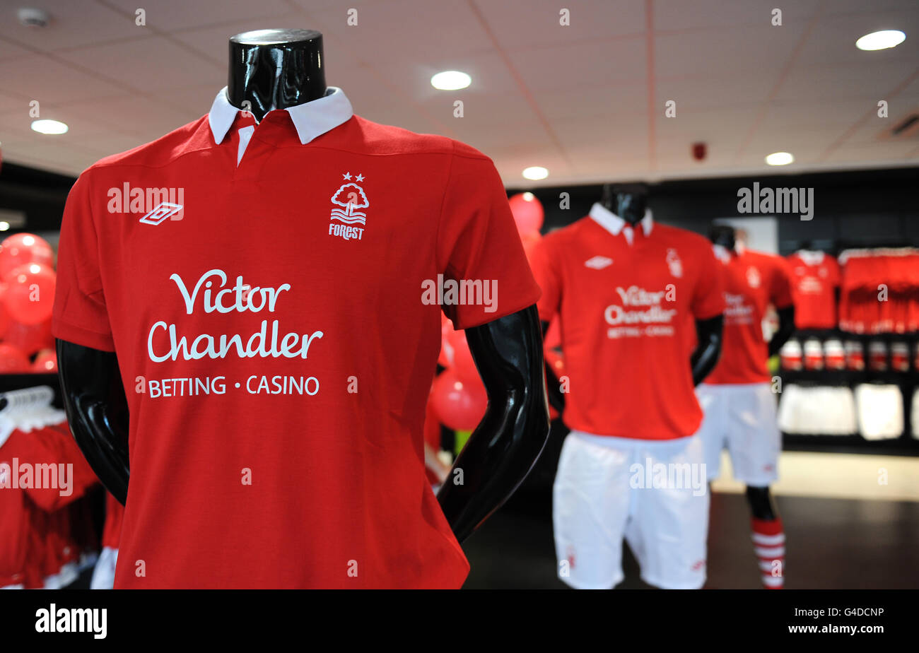 Football - Championnat de npower football League - lancement de la nouvelle tenue de la forêt de Nottingham - City Ground.Vue générale du nouveau kit de forêt de Nottingham exposé dans la boutique du Club Banque D'Images