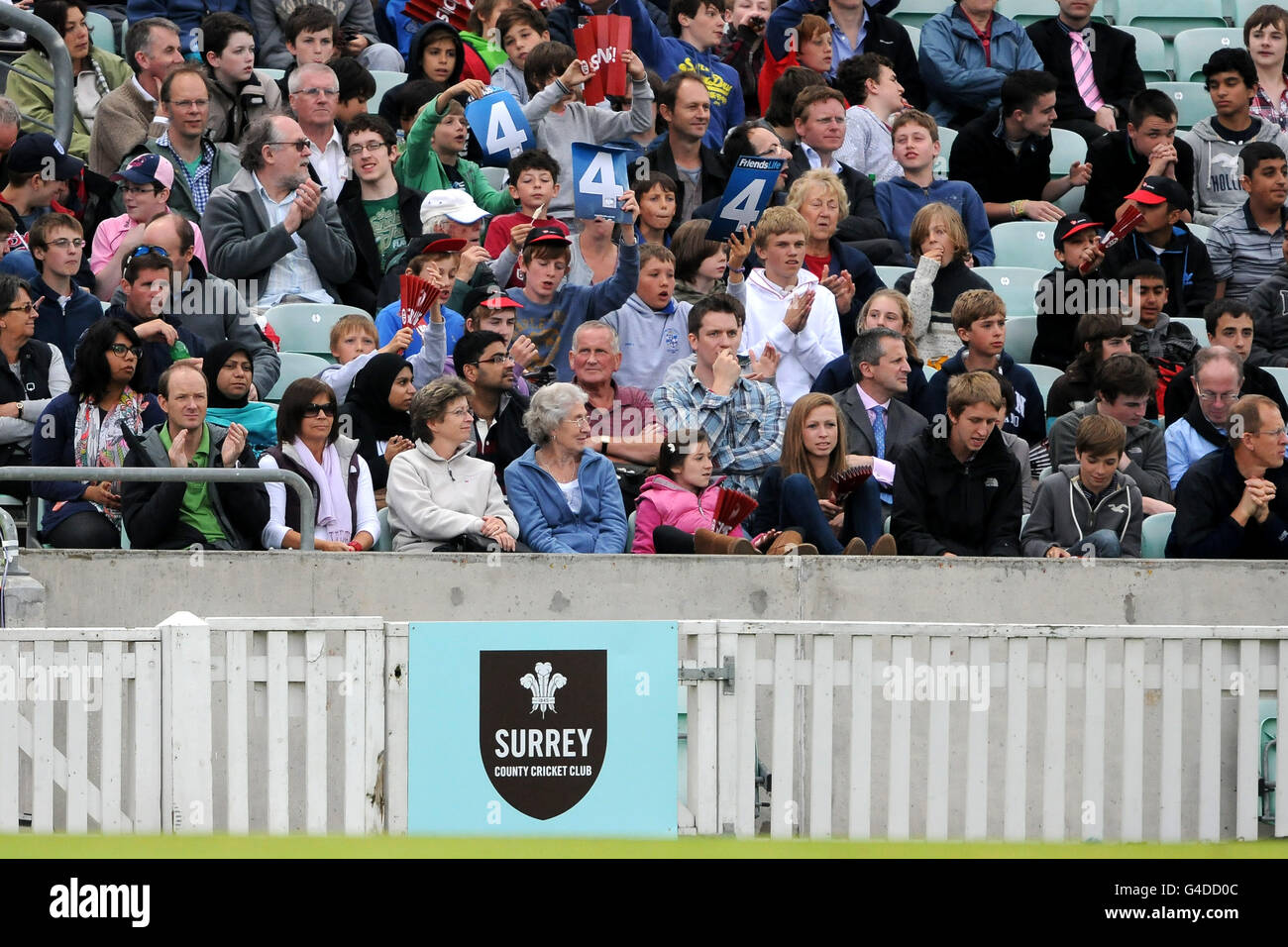 Cricket - Friends Life Twenty20 - South Group - Surrey Lions contre Middlesex Panthers - The Kia Oval.Les spectateurs célèbrent 4 courses dans les stands Banque D'Images