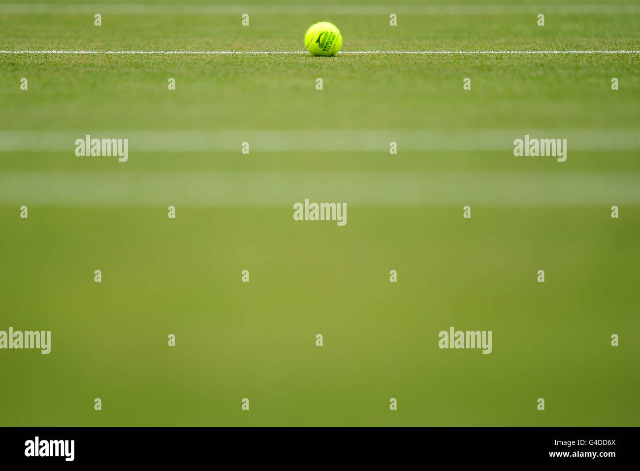 Vue générale d'un ballon de tennis officiel Slazenger Wimbledon sur le court pendant le sixième jour des Championnats de Wimbledon 2011 au All England Lawn tennis and Croquet Club, Wimbledon. Banque D'Images