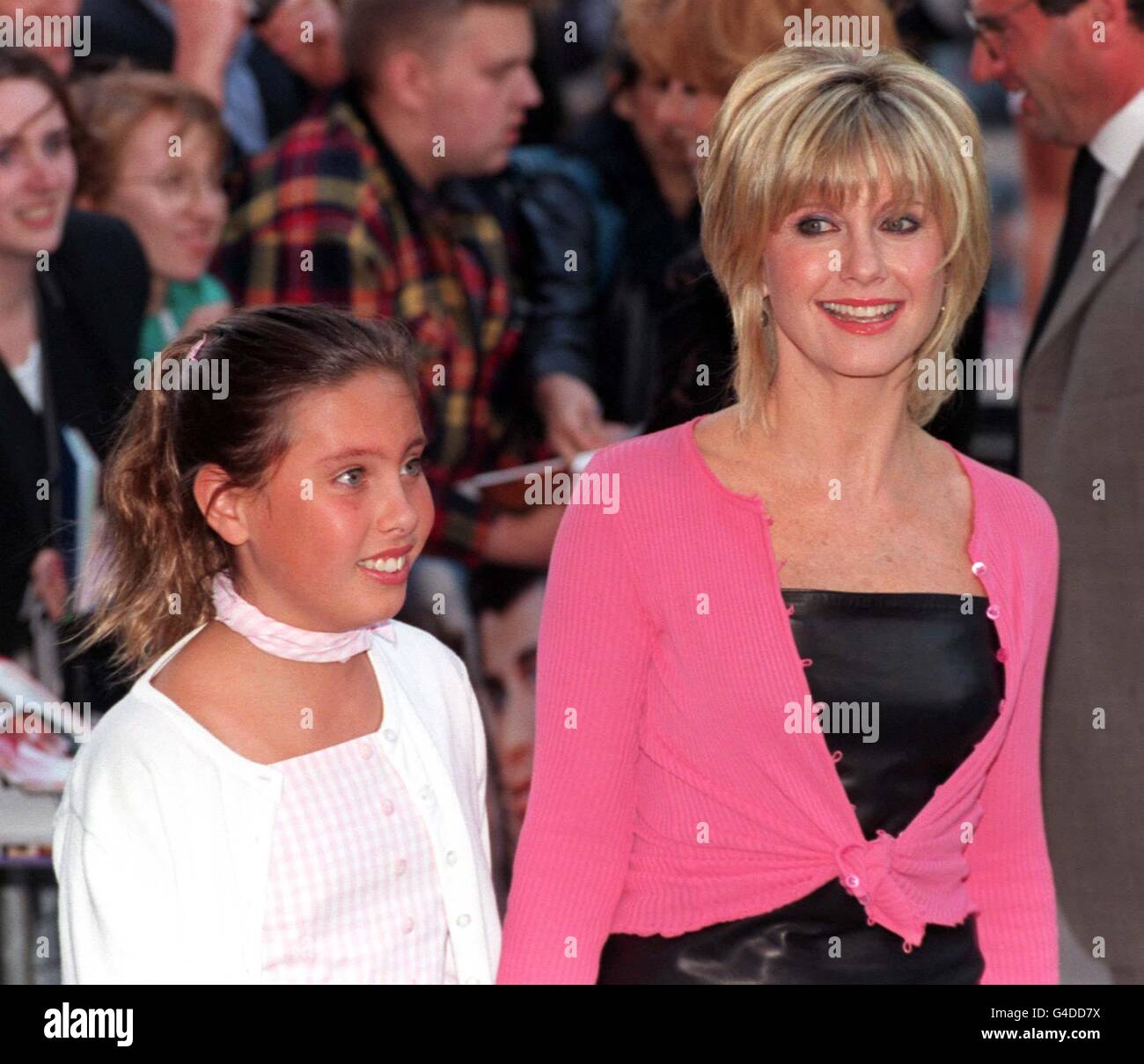 Olivia Newton-John arrive avec sa fille Chloe, pour la première du 20e anniversaire de la réédition de la graisse musicale, à l'Empire Leicester Square. Banque D'Images