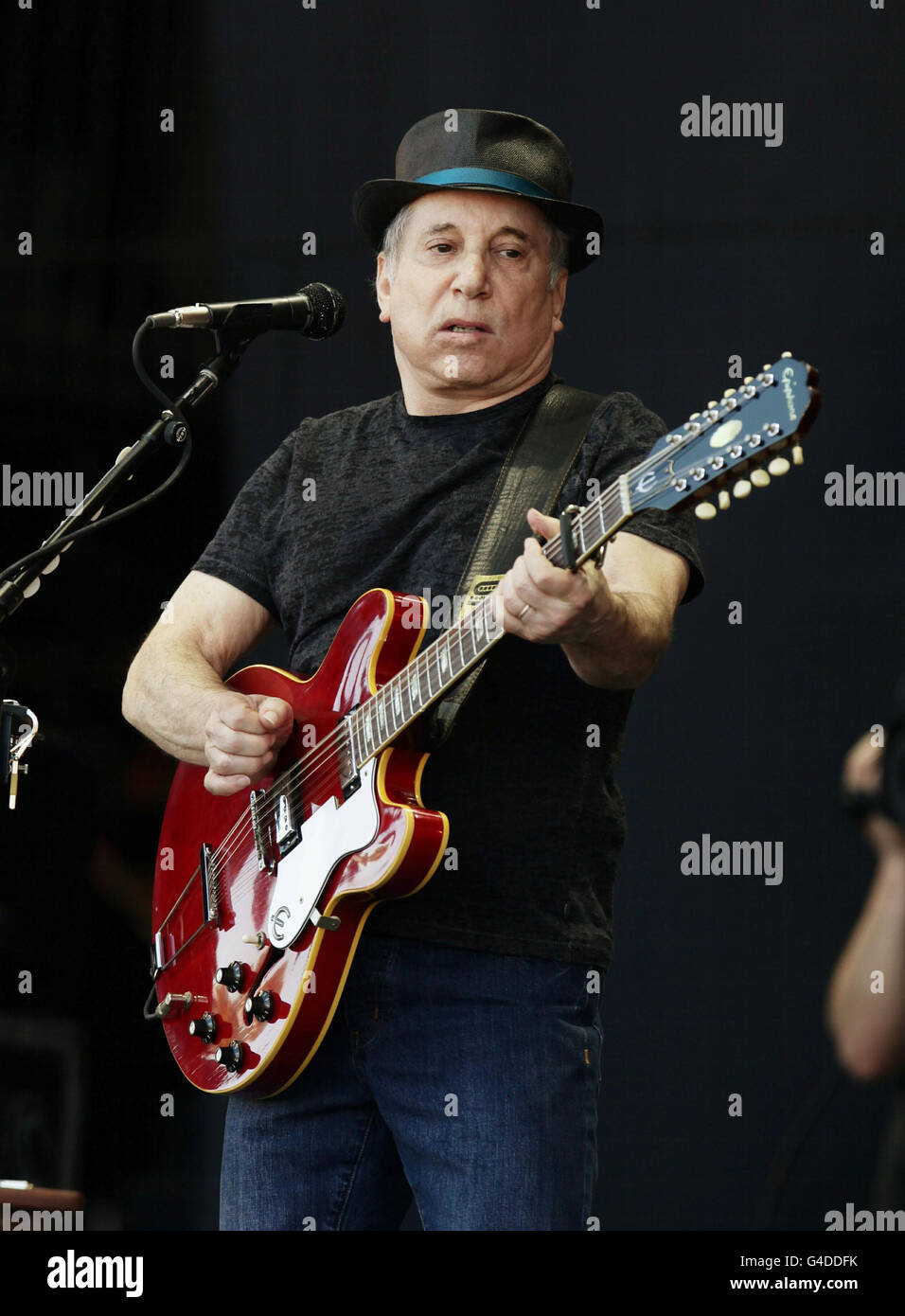 Festival de Glastonbury 2011 - Dimanche.Paul Simon se exécutant sur la Pyramid Stage, au Glastonbury Music Festival qui a lieu à la ferme de la ville de Pilton. Banque D'Images