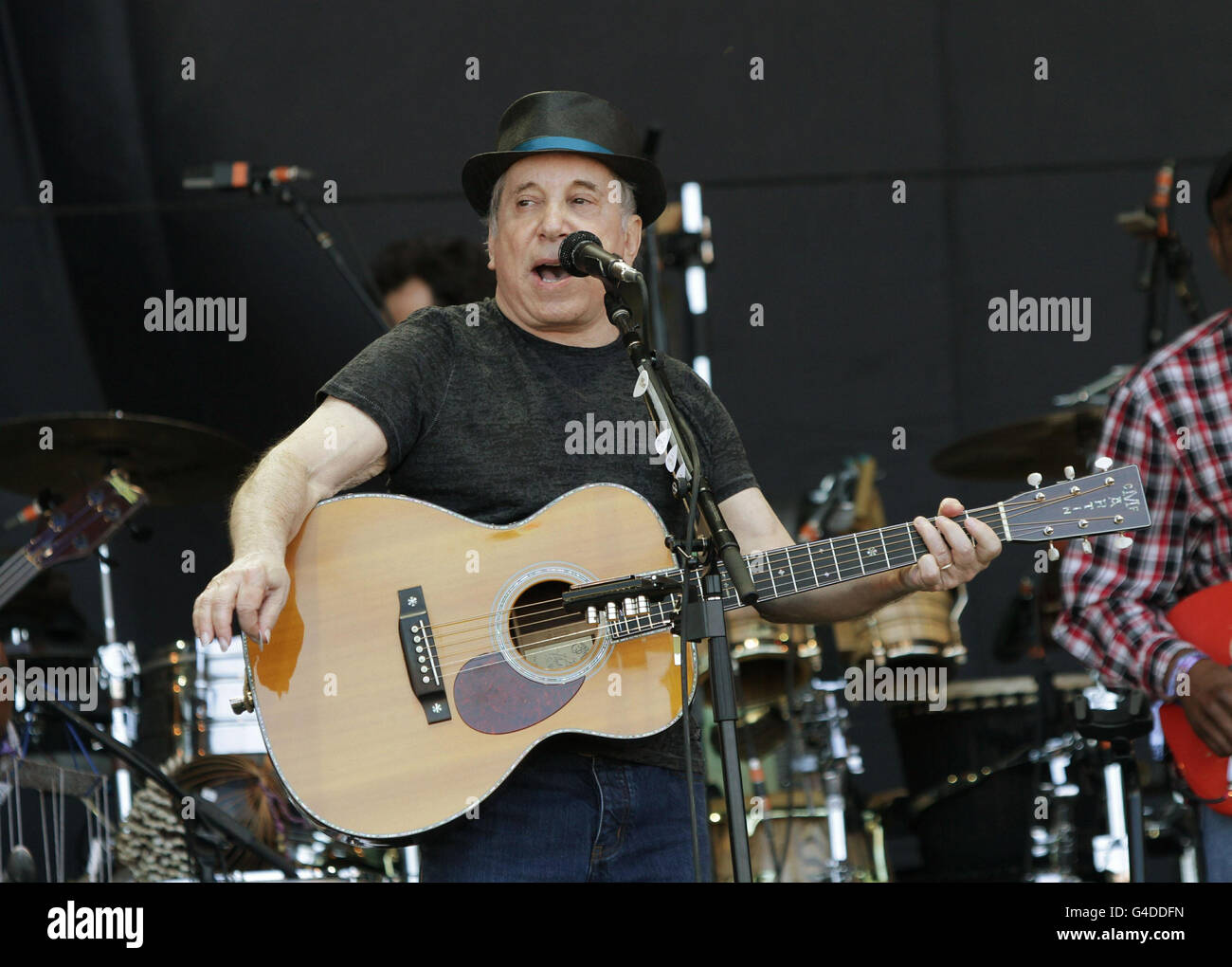 Paul Simon se exécutant sur la Pyramid Stage, au Glastonbury Music Festival qui a lieu à la ferme de la ville de Pilton. Banque D'Images
