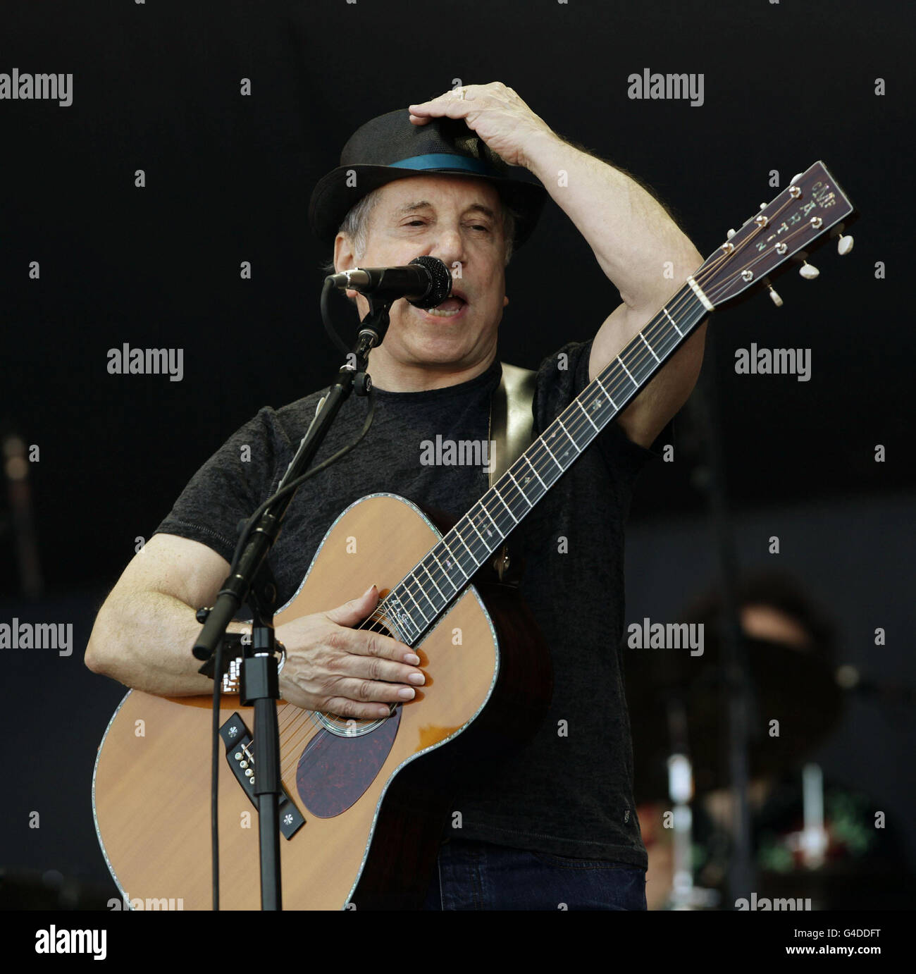 Paul Simon se exécutant sur la Pyramid Stage, au Glastonbury Music Festival qui a lieu à la ferme de la ville de Pilton. Banque D'Images