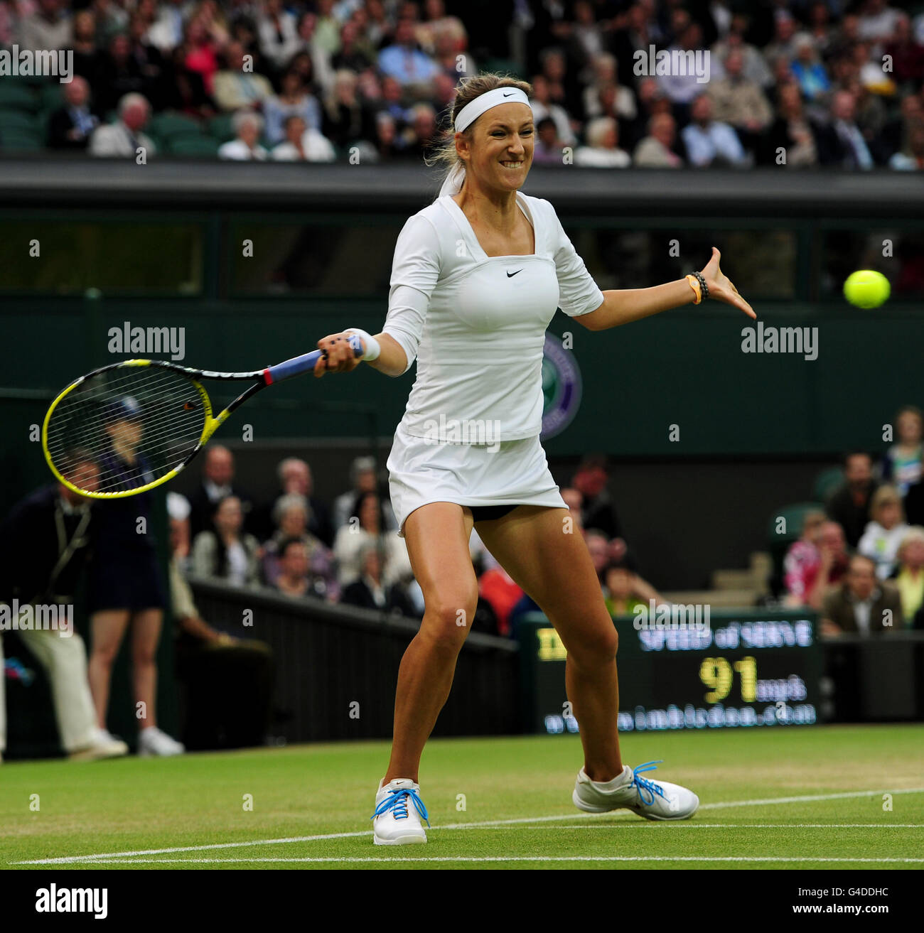 Le Victoria Azarenka de Biélorussie en action pendant le cinquième jour des Championnats de Wimbledon 2011 au All England Lawn tennis and Croquet Club, Wimbledon. Banque D'Images