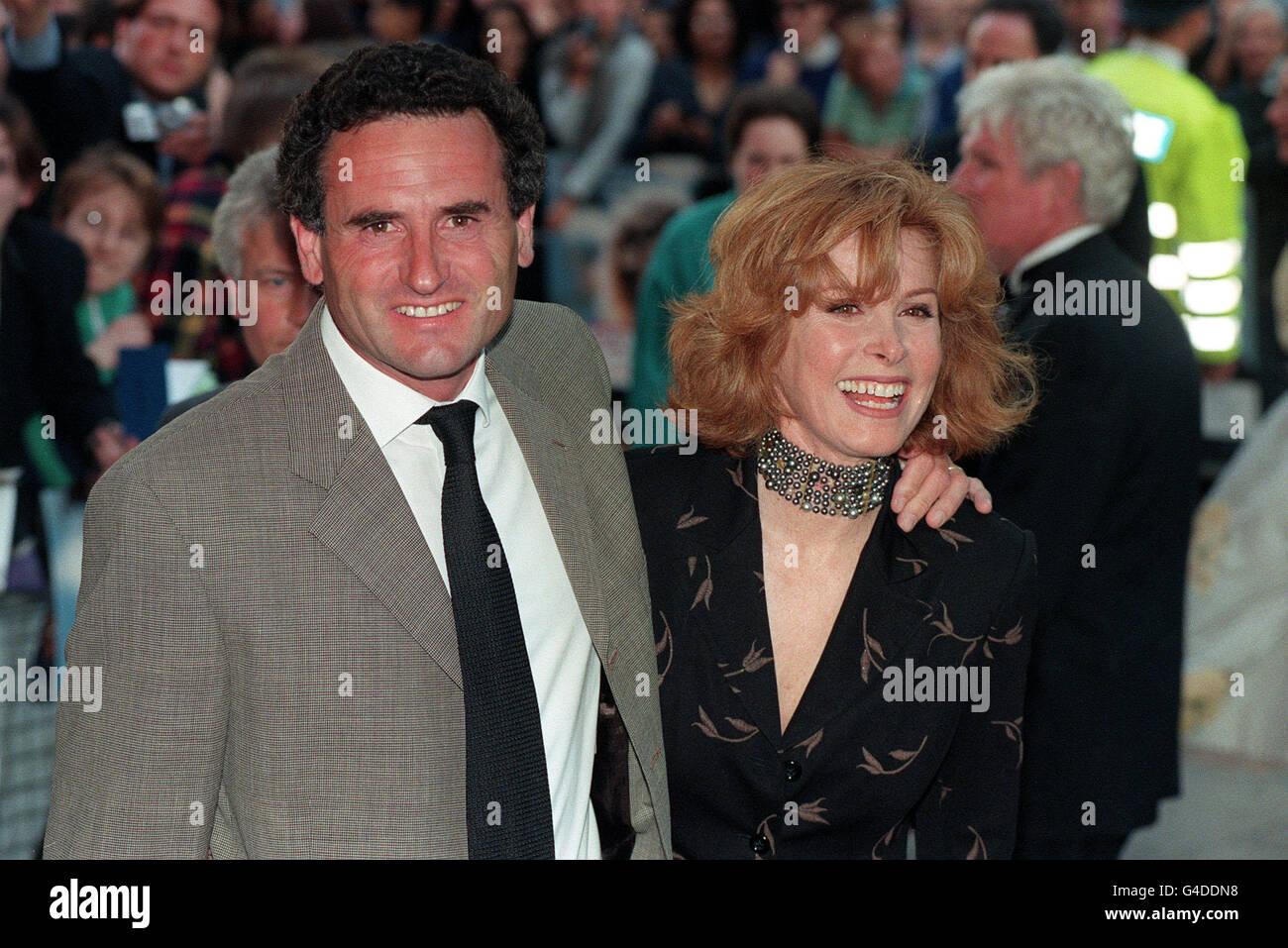 PA NEWS PHOTO 25/6/98 L'actrice américaine STEPHANIE POUVOIRS ET COMPAGNON NON IDENTIFIÉS ARRIVENT POUR LE 20E ANNIVERSAIRE DE LA PREMIÈRE MONDIALE DE LA RÉÉDITION DU FILM MUSICAL "GREASE" À L'EMPIRE Leicester Square, Londres Banque D'Images