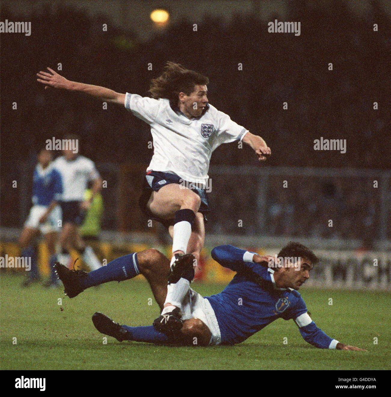 FOOTBALL. CHRIS WADDLE, ANGLETERRE. RAYMUNDO RICARDO, BRÉSIL Banque D'Images