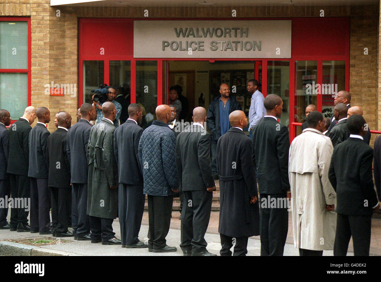 PA NEWS 29/6/98 LES MEMBRES DE LA NATION OF ISLAM WALWORTH SURROUND DE POLICE POUR PROTESTER CONTRE L'ARRESTATION DE DEUX DE LEURS MEMBRES À L'enquête Stephen Lawrence. Banque D'Images