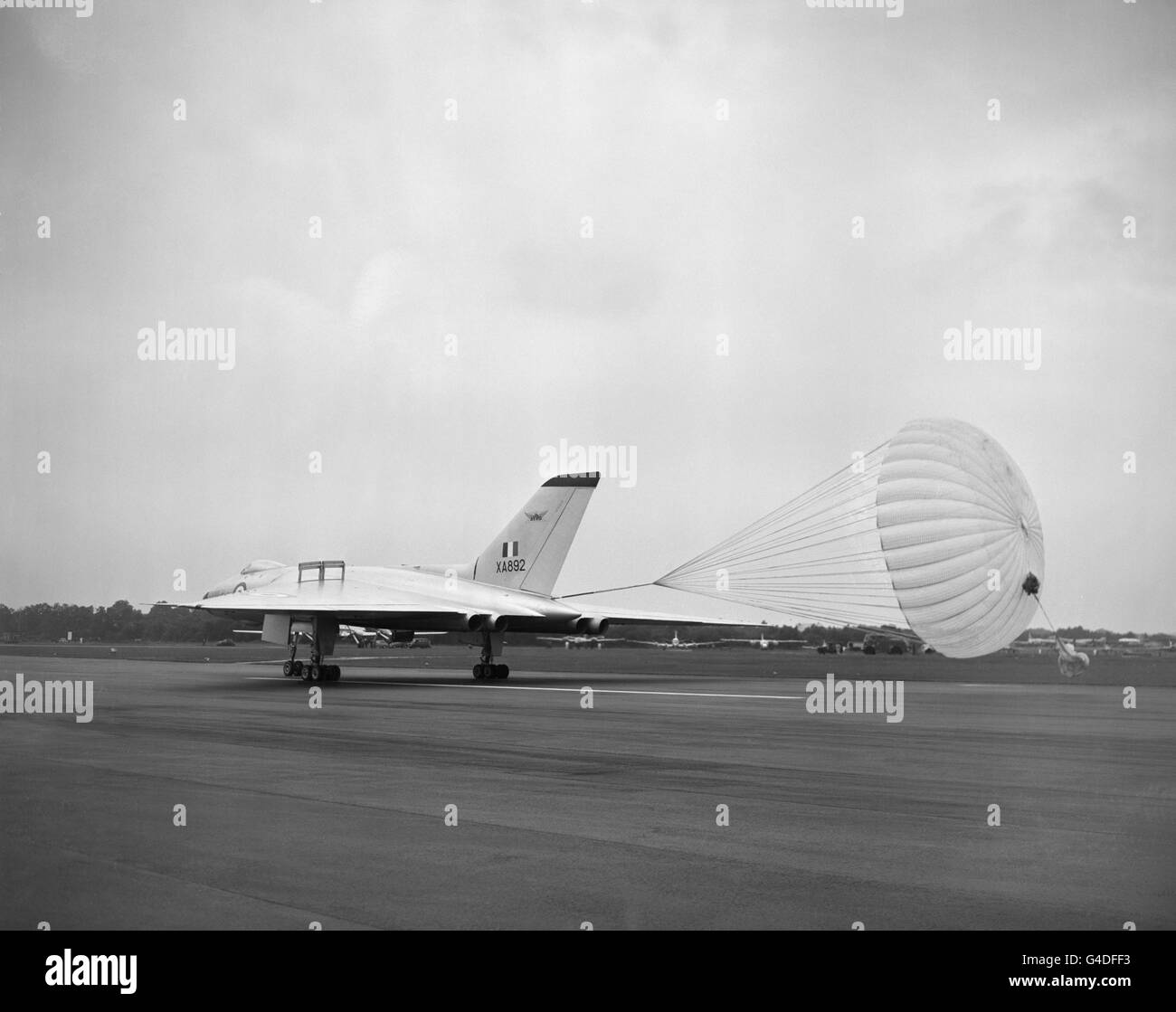 Un parachute est derrière un bombardier Vulcan de la RAF Un spectacle au Farnborough Airshow Banque D'Images