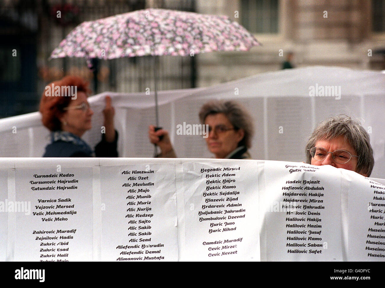 Mitzi Bales de Londres détient une partie d'une bannière à Whitehall, dans le centre de Londres aujourd'hui (samedi) affichant les 7300 noms répertoriés à ce jour par la Croix-Rouge comme victimes du massacre de Srebrenica, qui s'est produit il y a trois ans aujourd'hui.Photo de Ben Curtis/PA. Banque D'Images