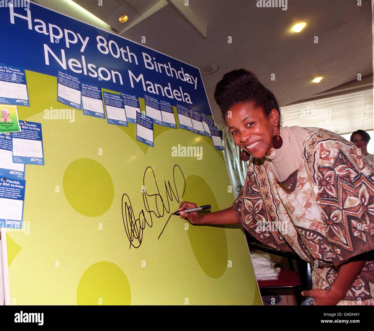 Cheryl Carolus Haut Commissaire Sud Africain Est La Premiere A Signer Aujourd Hui Une Carte D Anniversaire Geante Pour Le President Mandela Au Royal Festival Hall De Londres Sat Le President Nelson Mandela A Epouse Aujourd Hui Cheryl Carolus Haut Commissaire Sud Africain Est La Premiere A Signer Aujourd Hui Une Carte D Anniversaire Geante Pour Le President Mandela Au Royal Festival Hall De Londres Sat Le President Nelson Mandela A Epouse Aujourd Hui