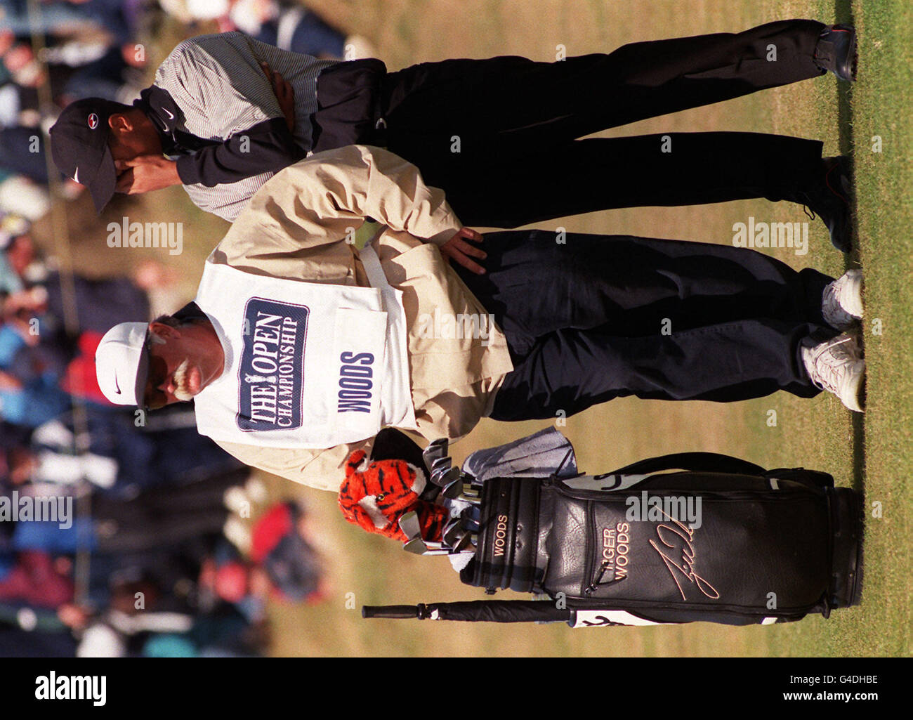 Tiger Woods (à droite) semble inquiet au cours de son troisième tour du Championnat d'Open à Royal Birkdale, aujourd'hui (samedi), alors qu'il continuait à lâcher des tirs, tandis que le caddie Mike 'Feffn' Cowan ne montre aucune émotion. Photo Rebecca Naden/ PA Banque D'Images