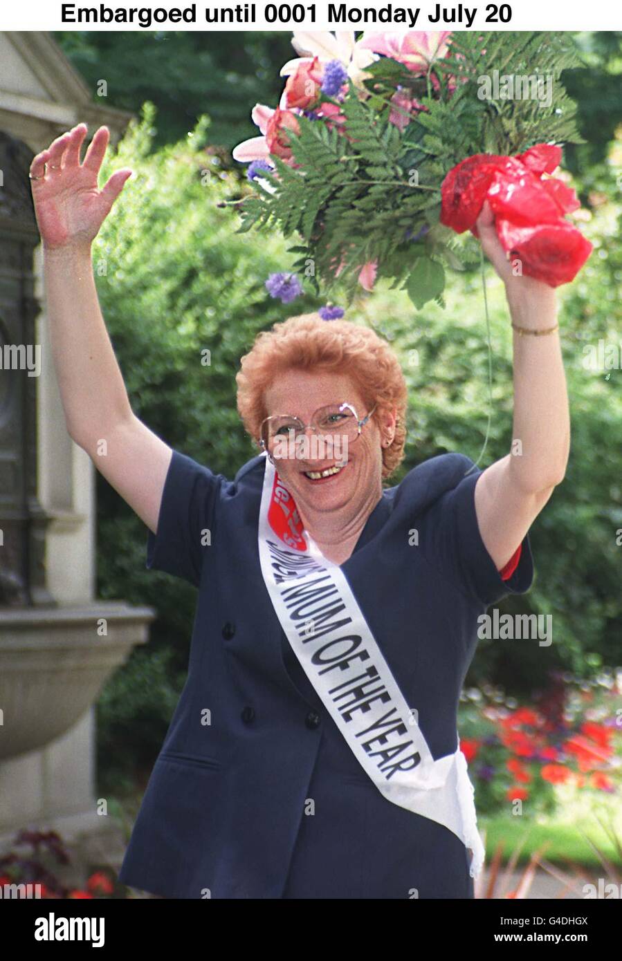 Mère-de -cinq, Gail Dale, de Stoke-on-Trent, après avoir gagné la vie que c'est! Magazine Single Mum of the Year Award 1998, à Londres aujourd'hui (dimanche). Gail a donné naissance à des quads en 1980 et a eu un autre enfant trois ans plus tard, avant que son mari ne la quitte pour faire remonter la famille seule en 1991. Voir PA Story SOCIAL Mums. Photo de Tony Harris. Banque D'Images