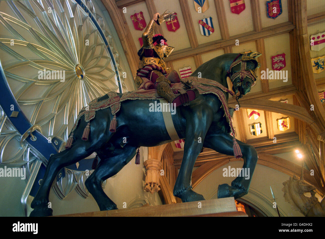 Bâtiments et monuments - restauré Château de Windsor - Berkshire.Saint George à cheval dans le St. George's Hall, dans le château de Windsor récemment restauré. Banque D'Images