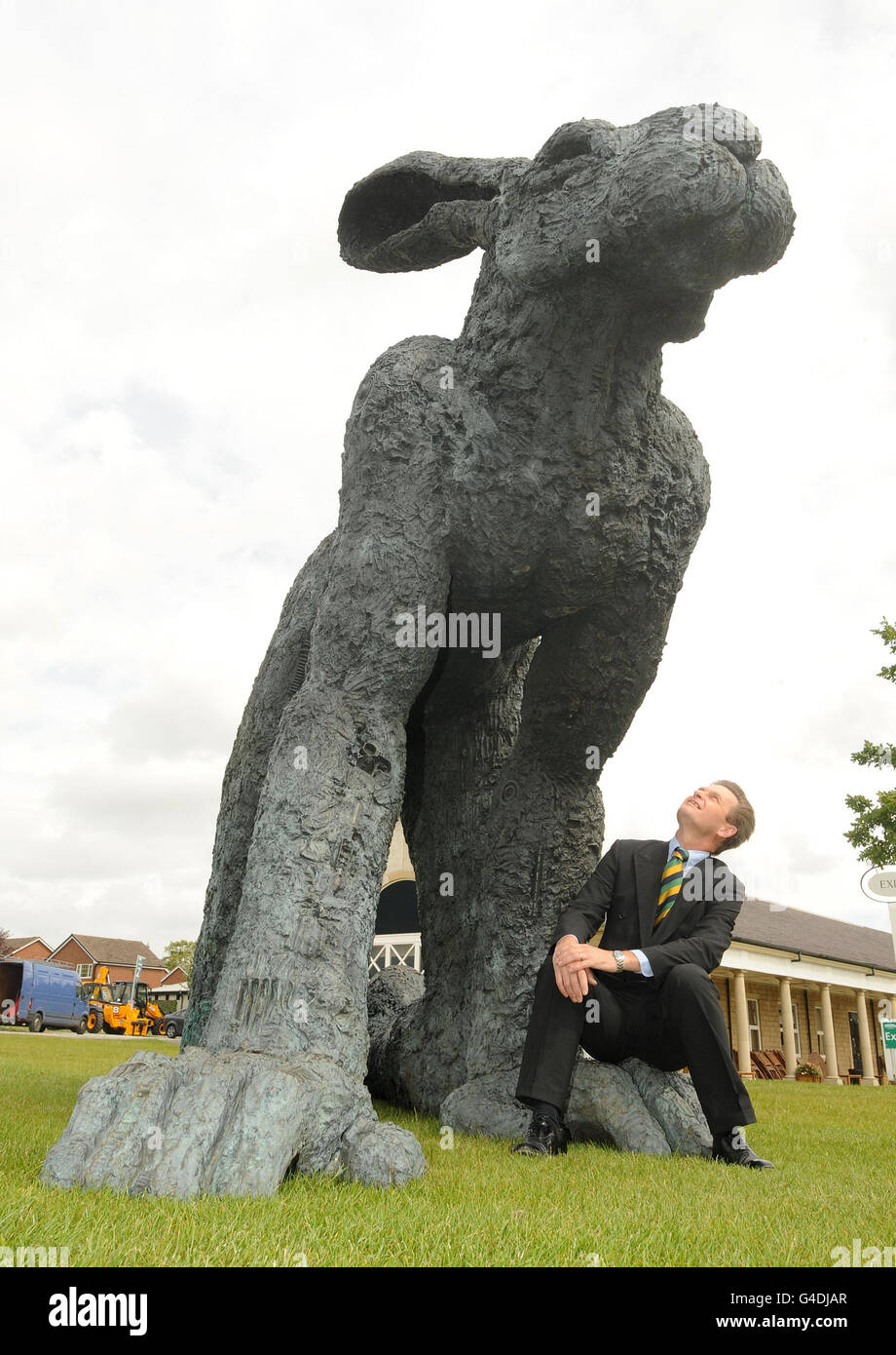 Nigel Pulling, directeur général de la Yorkshire Agricultural Society, regarde une sculpture géante appelée « ramping » après avoir été abaissée en position sur la pelouse du Président au stade du Yorkshire, à Harrogate, en prévision du Great Yorkshire Show, qui sera la semaine prochaine. Banque D'Images