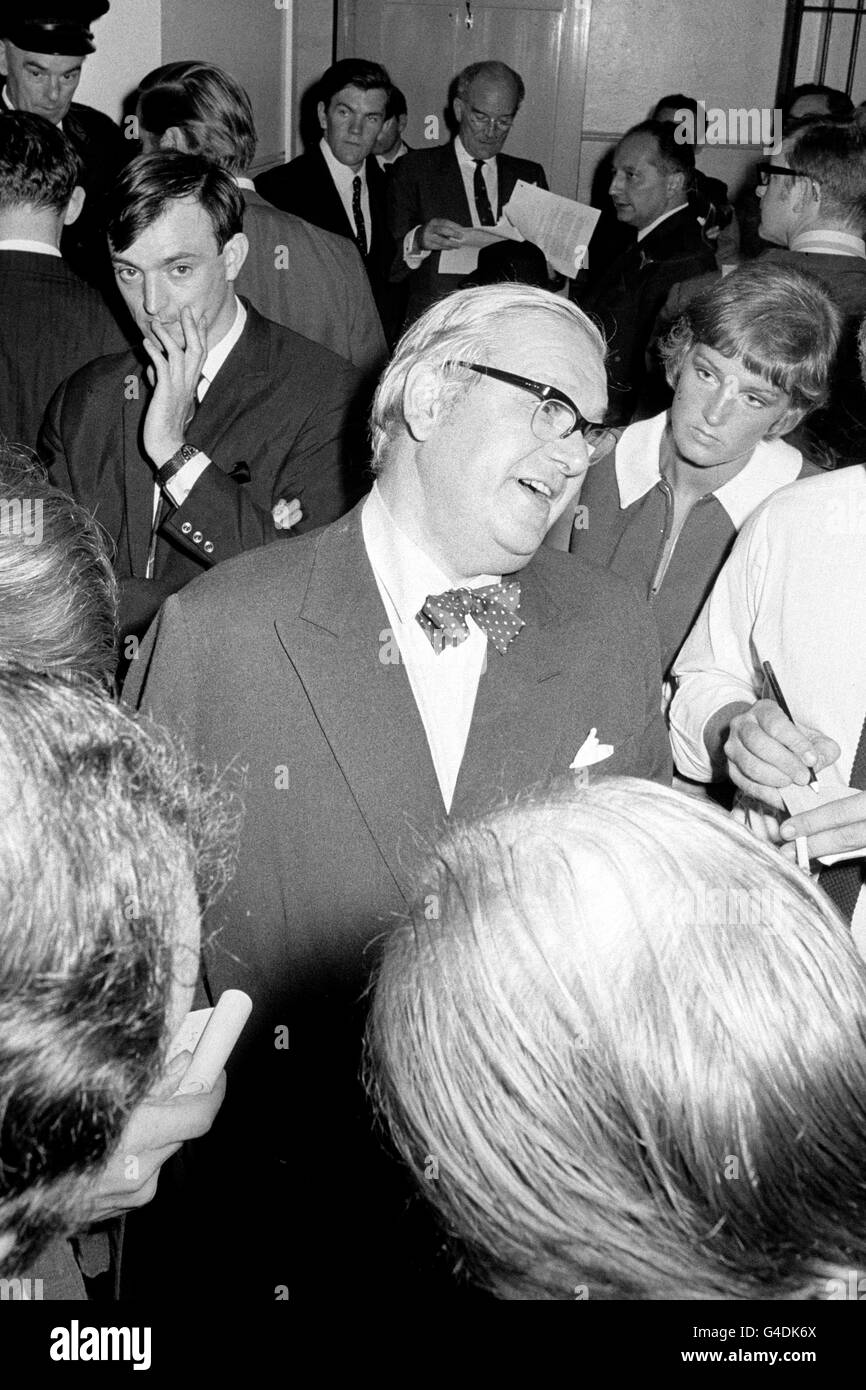 Stafford Somerfield, rédacteur en chef de News of the World, est interviewé avant l'enquête sur les allégations de cruauté contre le cavalier international Peter Robeson. M. Robeson a démissionné de son poste de directeur du saut de spectacle en Grande-Bretagne après que l'histoire ait paru dans le journal dimanche dernier. L'enquête a éclaté après 35 minutes sans qu'aucune preuve ne soit présentée, car ni la British Show Jumping Association ni M. Robeson ne donneraient d'engagements précédemment demandés Banque D'Images