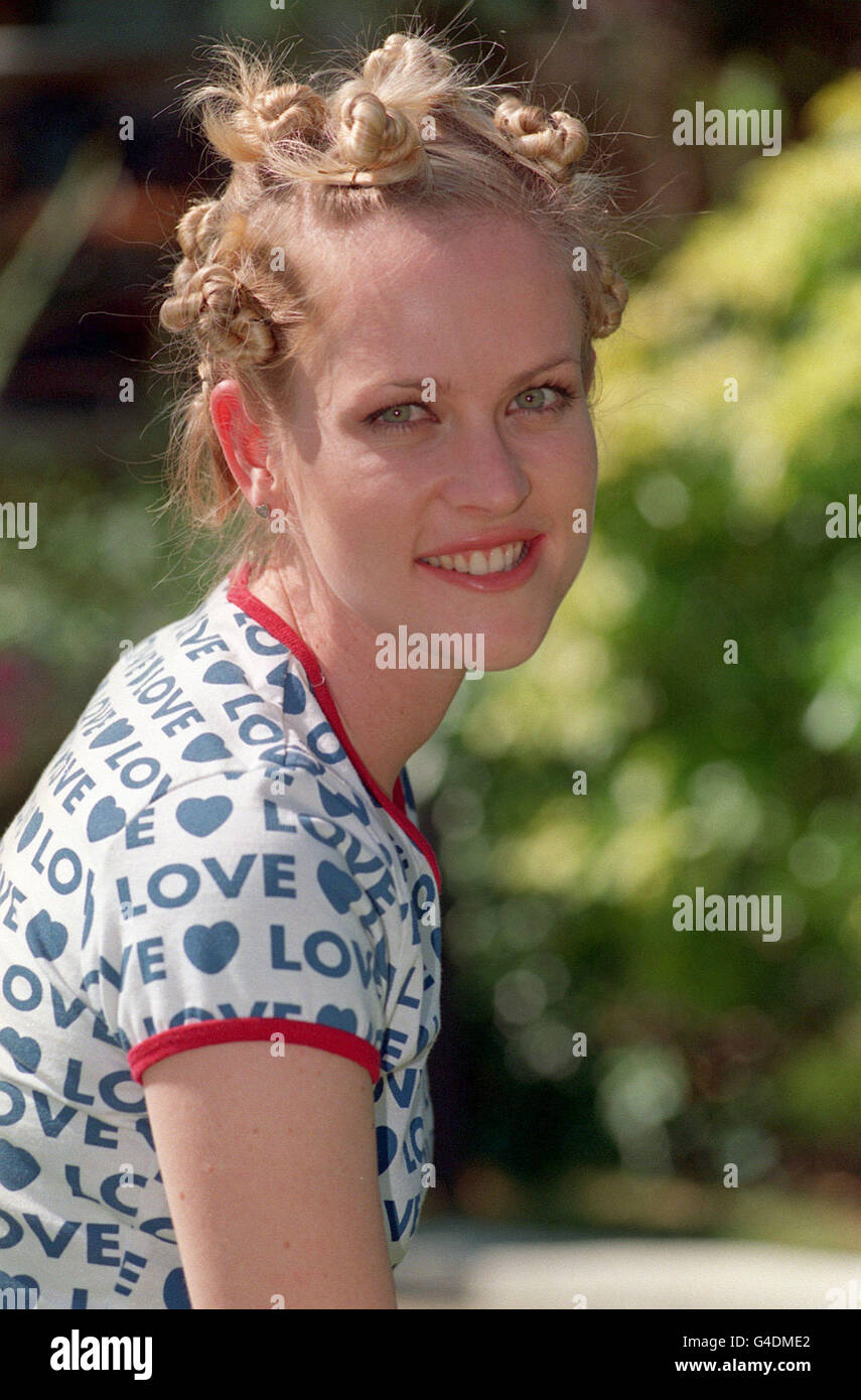 PA NEWS PHOTO 5/8/98 L'ACTRICE AUSTRALIENNE LOUISE CRAWFORD À LONDRES POUR LE LANCEMENT D'UNE NOUVELLE SÉRIE DE DRAMATIQUES FAMILIALES EN AUSTRALIE, APPELÉE 'BREAKERS'. LA SÉRIE EST SORTIE SUR BBC1 LE 24 AOÛT. Banque D'Images