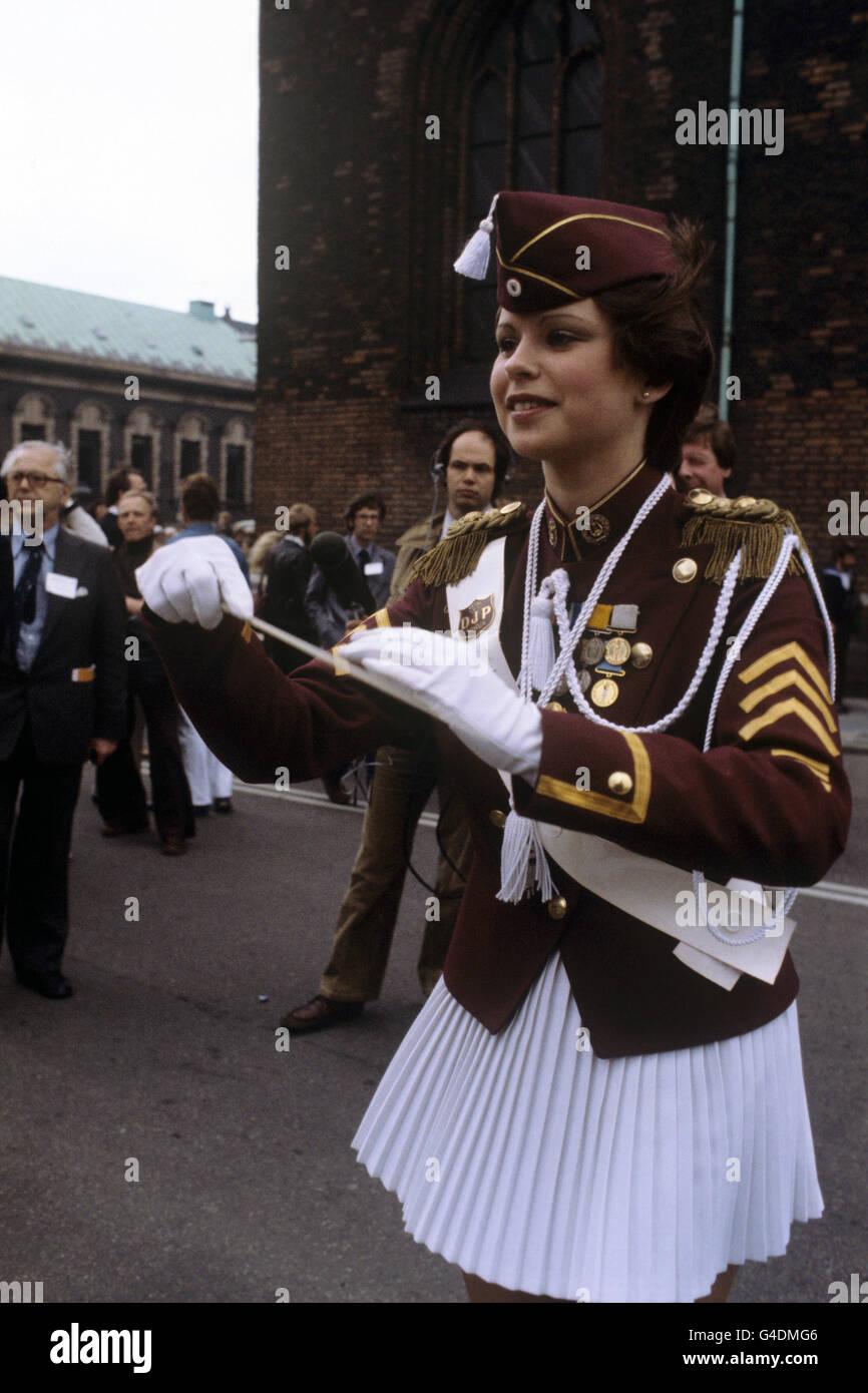 Un membre du groupe de jeunes filles attend l'arrivée de la reine Elizabeth II et du prince Philip, duc d'Édimbourg dans le port d'Aarhus, dans le Jutland, lors de leur visite d'État au Danemark Banque D'Images