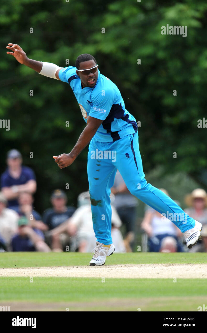 Cricket - Friends Life Twenty20 - North Group - Derbyshire Falcons / Warwickshire Bears - Highfield. Chesney Hughes de Derbyshire Falcons dans l'action de bowling Banque D'Images