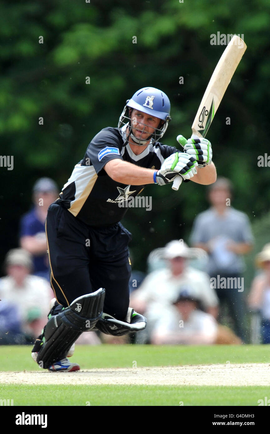 Cricket - Friends Life Twenty20 - North Group - Derbyshire Falcons / Warwickshire Bears - Highfield. Jim Troughton de Warwickshire Bears dans l'action de baston Banque D'Images