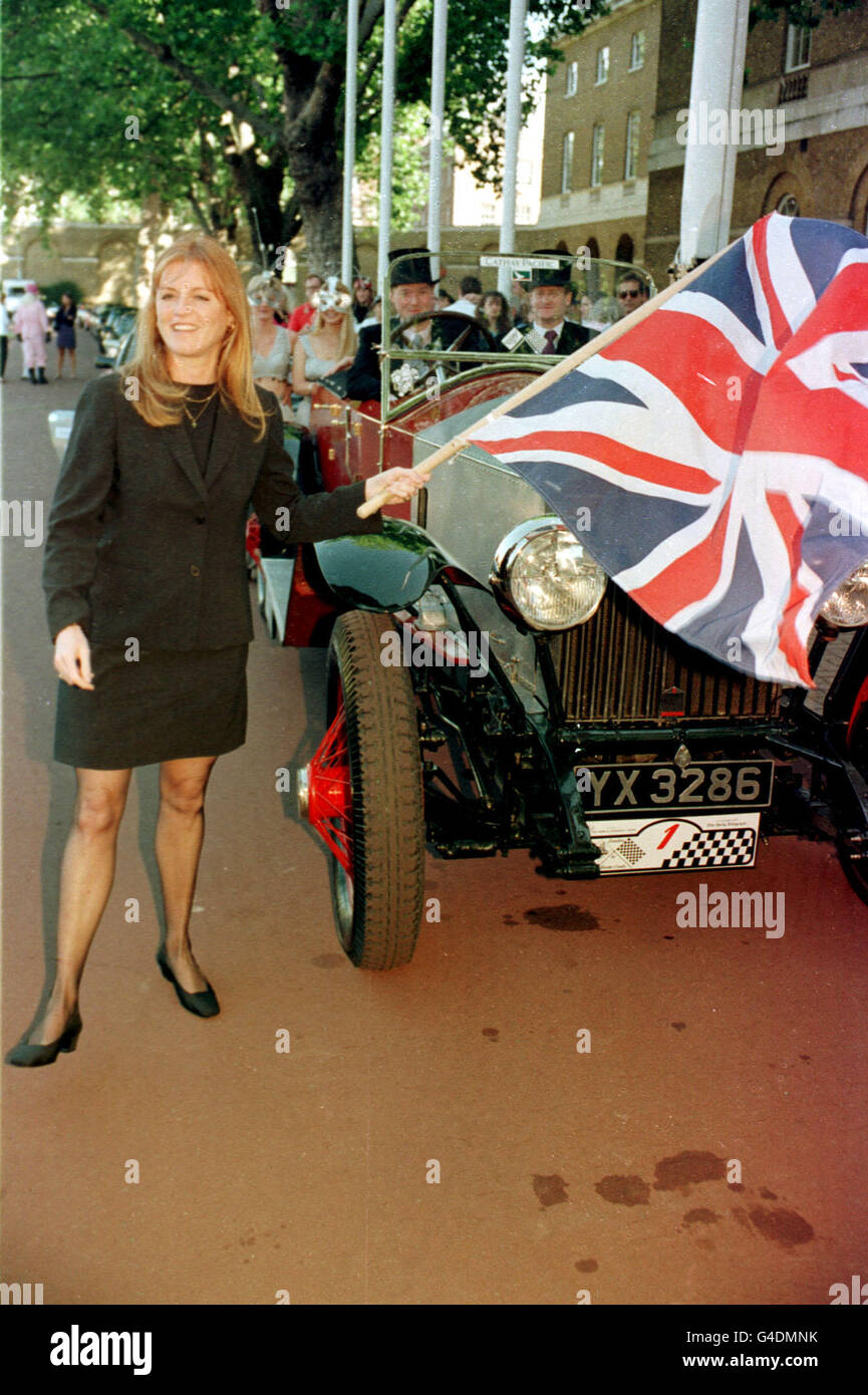 PA NEWS PHOTO 20/7/98 LA DUCHESSE DE YORK COMMENCE LA CHASSE AU TRÉSOR ANNUELLE DU RALLYE LONDRES-MONTE CARLO, AVEC UN FANTÔME DE 1926 ROLLS ROYCE DANS LA CASERNE DU DUC D'YORK À CHELSEA Banque D'Images