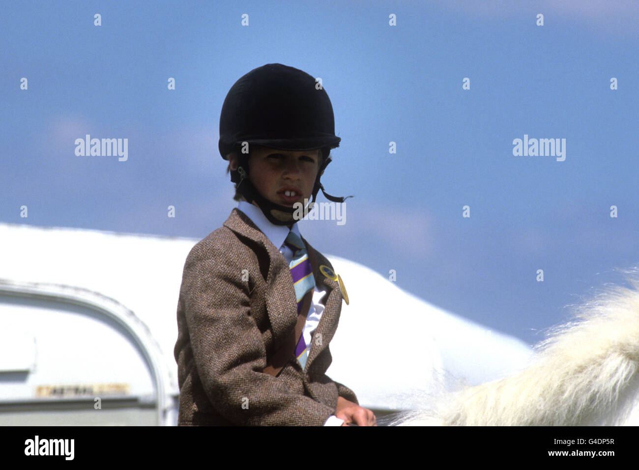 Equestrian - essais de chevaux à Windsor - Pony Club Event - Windsor.Peter Phillips, âgé de 10 ans, en selle de son poney blanc lors d'un événement du Pony Club aux essais de chevaux de Windsor. Banque D'Images
