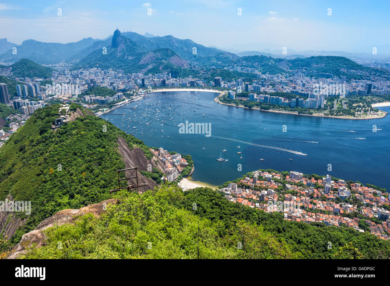Vue sur le Corcovado de Botafogo et le mont du Pain de Sucre, Rio de Janeiro, Brésil Banque D'Images