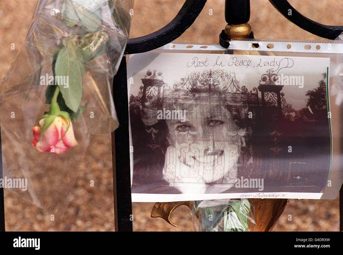 Une image fantôme aux portes du Palais de Kensington en tant que mouneurs aujourd'hui (samedi), a laissé des messages sincères pour Diana, princesse de Galles, deux jours avant le premier anniversaire de sa mort. Photo de Fiona Hanson. Voir l'histoire de l'AP DIANA Anniversary. Banque D'Images